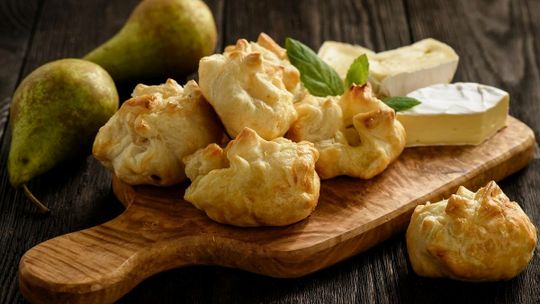 3 przepisy z użyciem gruszek: sakiewki, sałatka, ciasto