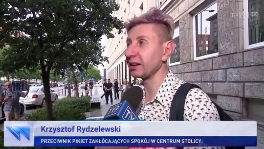 Aktor z „Wiadomości” zmienia zdanie. Jednak był przypadkowym przechodniem?