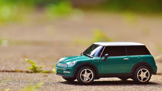 Auto firmowe na kredyt samochodowy czy w leasingu?