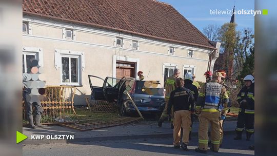 Auto w ogrodzeniu, kierowca ciężko ranny