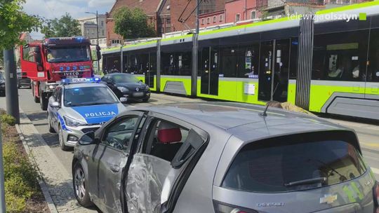 Auto zderzyło się z autobusem