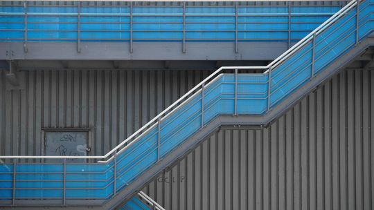 Balustrady z połączeniem stali, szkła i drewna – nowoczesne rozwiązania do domu