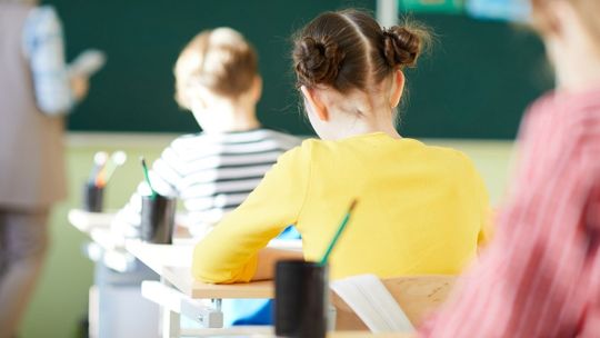 Bez kartkówek, bez dzwonków w szkole – psycholog ocenia, czy to dobre posunięcie