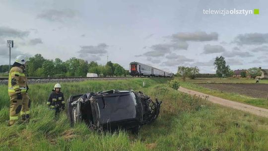 Bmw wjechało pod pociąg