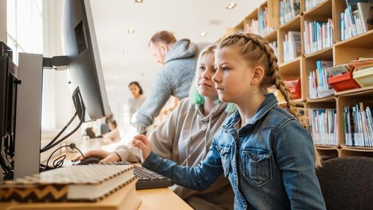 Bony dla nauczycieli, laptopy dla uczniów [ARTYKUŁ]