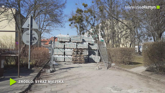 Budowlańcy zablokowali chodnik w pasie drogowym