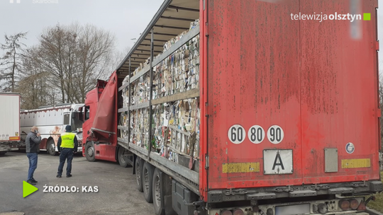 Celnicy zatrzymali ciężarówkę z odpadami 