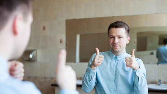 Chcesz wynegocjować podwyżkę w pracy? Najpierw przećwicz rozmowę przed lustrem