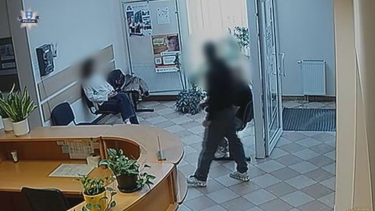 Chciał się zbadać alkomatem. Wpadł przez buty!