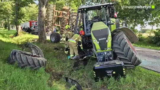 Ciągnik uderzył w drzewo i zablokował drogę