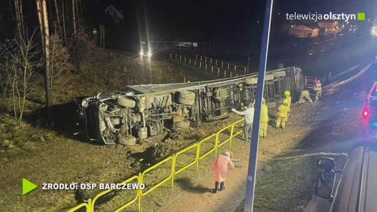 Ciężarówka wjechała do rowu pod Olsztynem