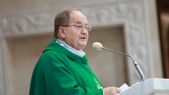 Czarne chmury nad ojcem Rydzykiem. Ale jego fundacja zarabia miliony