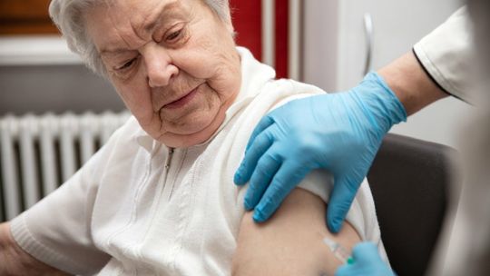 Czwarta dawka szczepionki  przeciwko COVID-19 dla większej liczby osób. Polski rząd jest na „tak” [ARTYKUŁ]