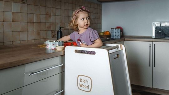 Czy warto wybrać drewniany kitchen helper dla dziecka? Odkryj zalety mebli marki Kid's Wood
