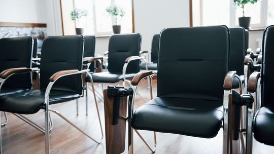 Dlaczego warto wybrać krzesła tapicerowane na konferencję?