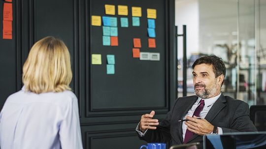 Do czego upoważnia karta stałego pobytu? Tu sprawdzisz, jak długo trzeba czekać na decyzję i ile kosztuje ten dokument