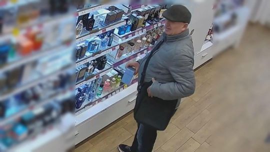 Dwa razy odwiedził tę samą drogerię. Za perfumy nie zapłacił