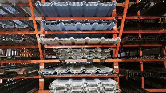 Farba na dachy z blachy – na co zwrócić uwagę przy wyborze?