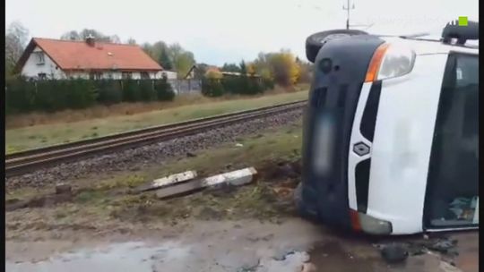 Groźny wypadek na przejeździe kolejowym w Gryźlinach 