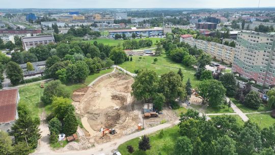 Imponujące rury na placu budowy w Parku im. Janusza Kusocińskiego