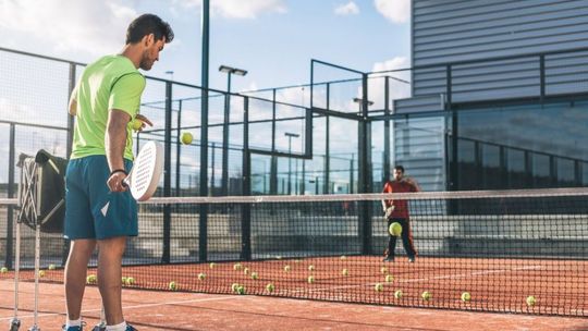 Jak dobrać wysokość piłkochwytów do rodzaju boiska i dyscypliny sportowej