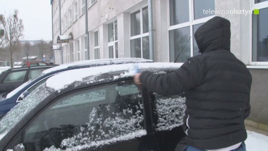 Jak odśnieżyć auto, by nie dostać mandatu