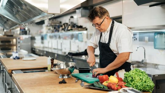 Jak wybrać odpowiedni sprzęt gastronomiczny dla twojego biznesu?