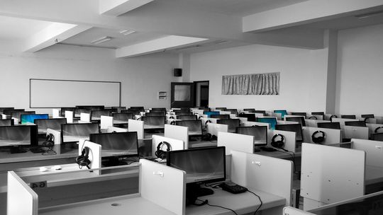 Jak zwiększyć wydajność w telemarketingu? Kupuj profesjonalne słuchawki do call center!