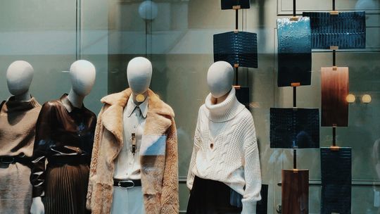 Jaką przewagę ma butik z sukienkami od popularnej sieciówki?