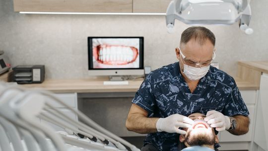 Jakie są najlepsze sposoby na dbanie o zęby – o czym warto pamiętać? 