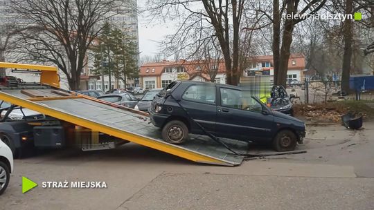 Dwa pojazdy odholowano z jednego parkingu