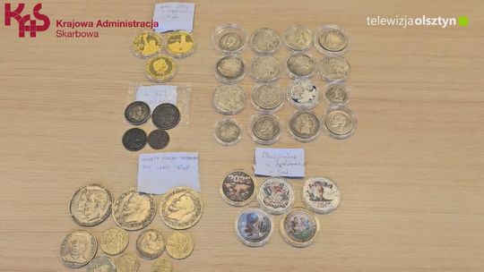 KAS zajęła zegarki znanych marek, stare monety i medale