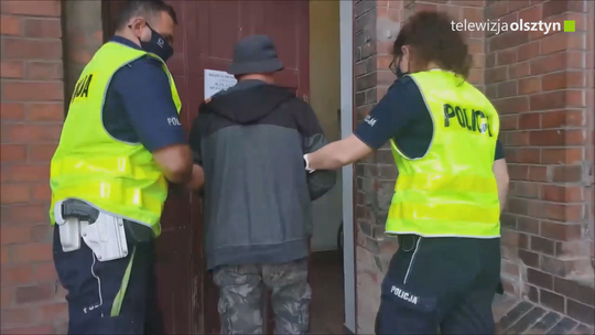 Kierował na zakazie, był pijany, przewoził kradzione drewno i był poszukiwany