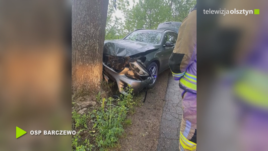 Kierowca mercedesa uderzył w drzewo