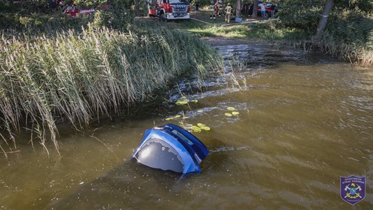 Kierowca zatopił swoje auto, bo pomyliły mu się biegi