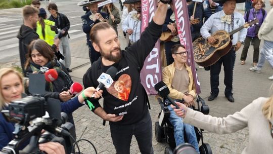 Kim jest Ignacy z bluzy Stanowskiego? Ludzie masowo wpłacają pieniądze