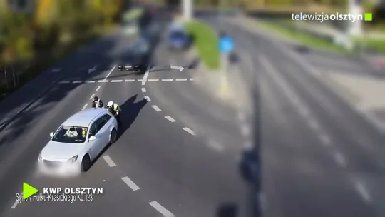 Klaksony zamiast pomocy. Kierowcę wsparli policjanci