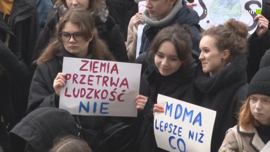 Klimatyczny strajk młodzieży pod olsztyńskim ratuszem