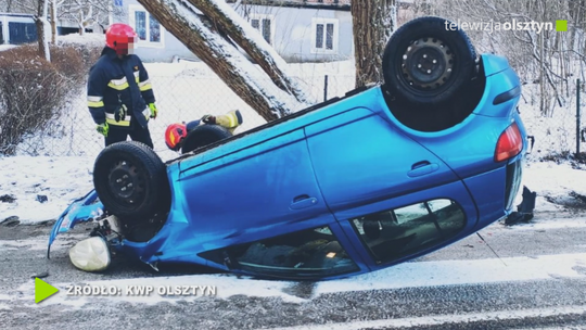 Kobieta dachowała na prostej drodze 