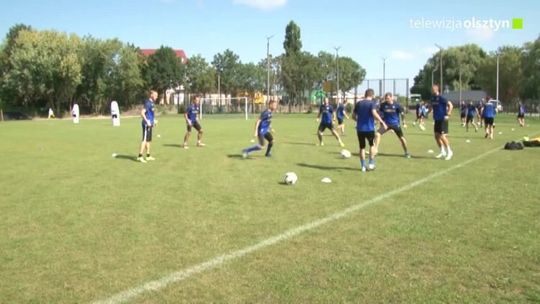 Kolejne transporty trawy docierają na stadion przy al. Piłsudskiego  
