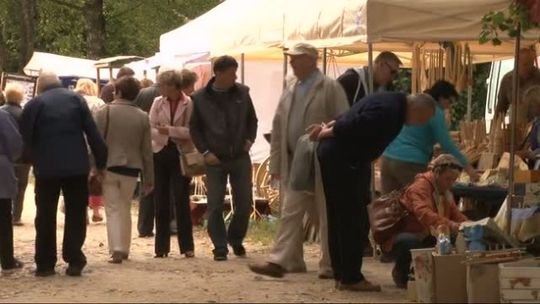 Kolorowe jarmarki, blaszane zegarki...