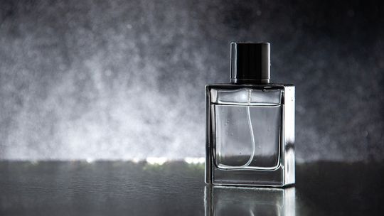 Kompletny przewodnik po testowaniu perfum – jak wybrać zapach idealny?