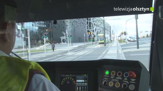 Komunikaty w autobusach i tramwajach ostrzegą na przejściach