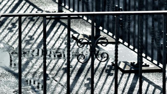 Konserwacja ogrodzeń metalowych. Jak dbać o nie, aby służyły przez lata?