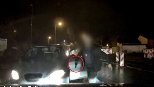 Krewki kierowca seata. Wysiadł z auta z bronią w ręce