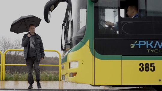 Ktoś serio wpadł na taki pomysł. To piesi powinni uważać na autobusy [WIDEO]