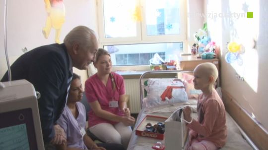 Marszałek wręczył małym pacjentom prezenty