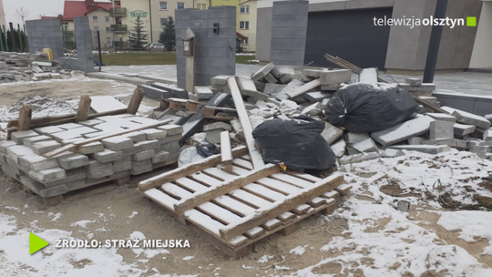 Materiały budowlane porzucone w pasie drogowym