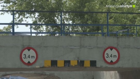 Mężczyzna wpadł pod pociąg. Inny zniszczył auto bo chciał w nim spać