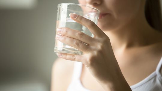 Mineralna czy źródlana? Wybieraj wodę świadomie 